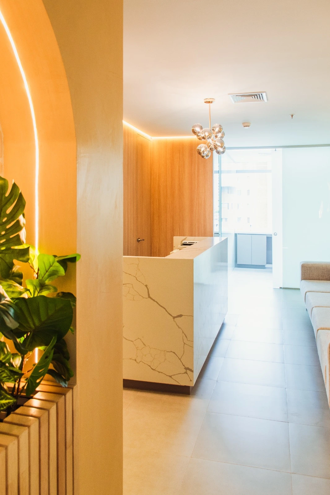 Interior de la clínica Colombia Care Dental en el Edificio Q Office, Medellín