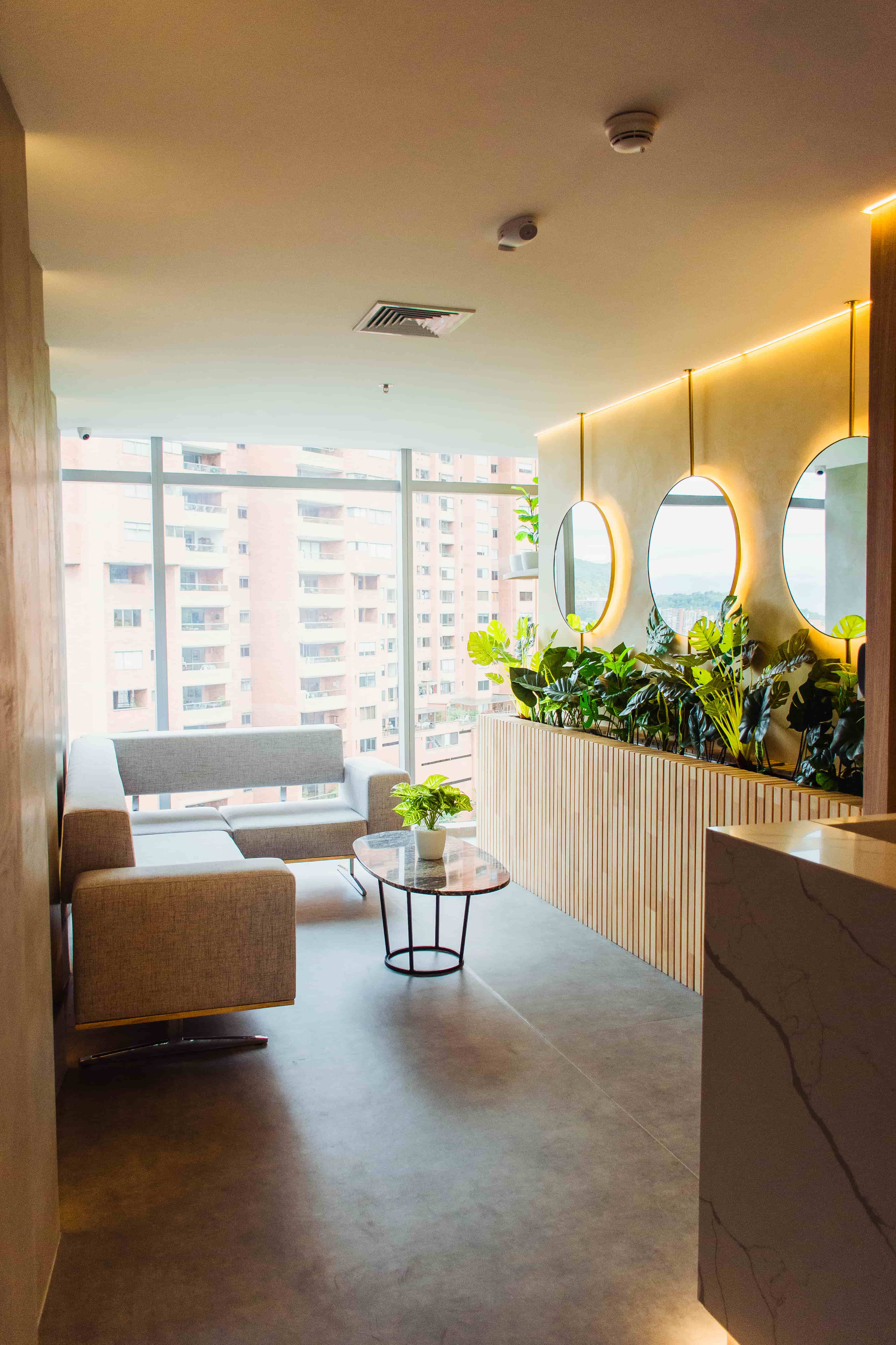 Consultorio dental moderno con vista a la ciudad, Colombia Care Dental, Medellín