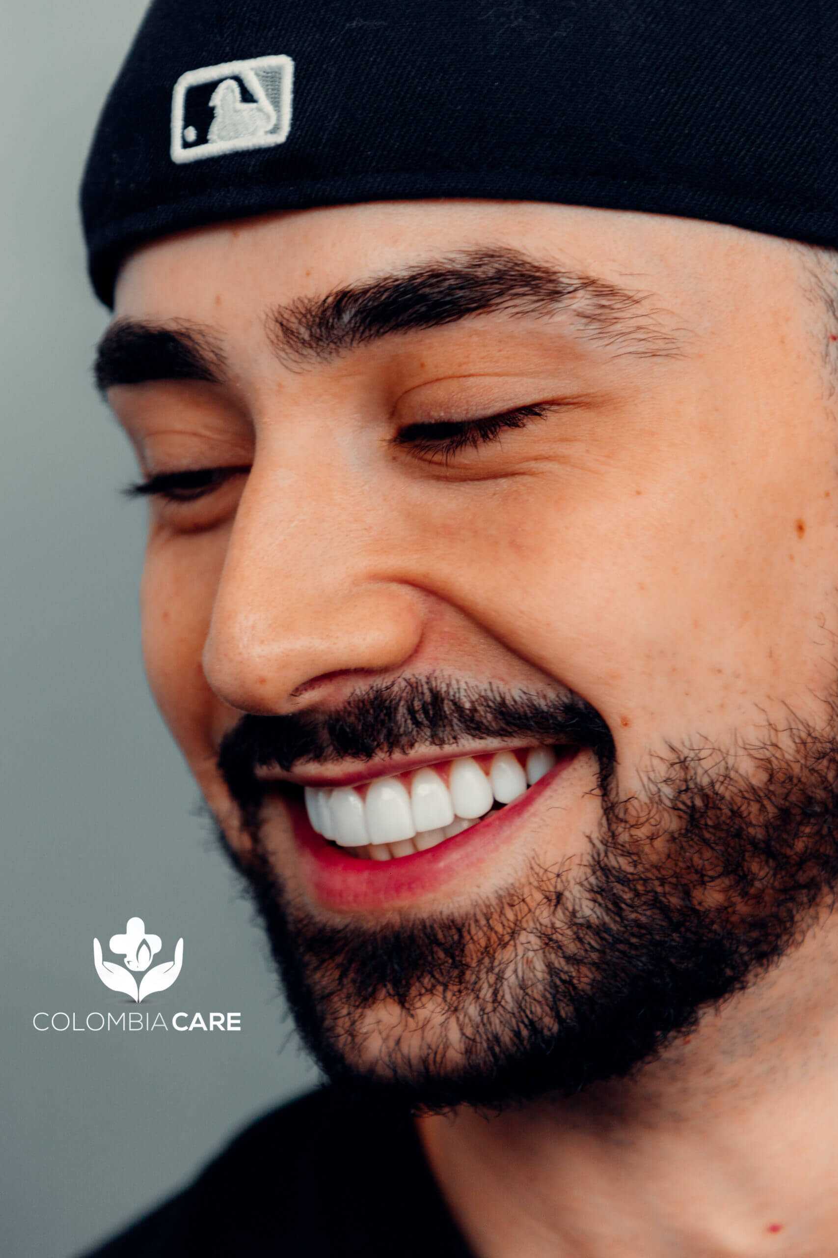 Paciente sonriendo después del tratamiento de corona, Colombia Care Dental, Medellín
